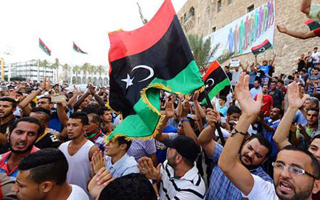 Người dân Libya biểu tình đòi chấm dứt xung đột.